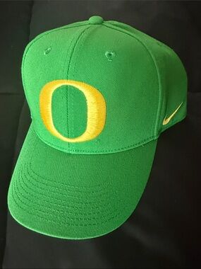 Nike Oregon Ducks Baseball Cap with Yellow Oregon “O” Patch L/XL.